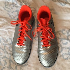 Adidas Kids 16.4 silver turf soccer sneaker Sz 6